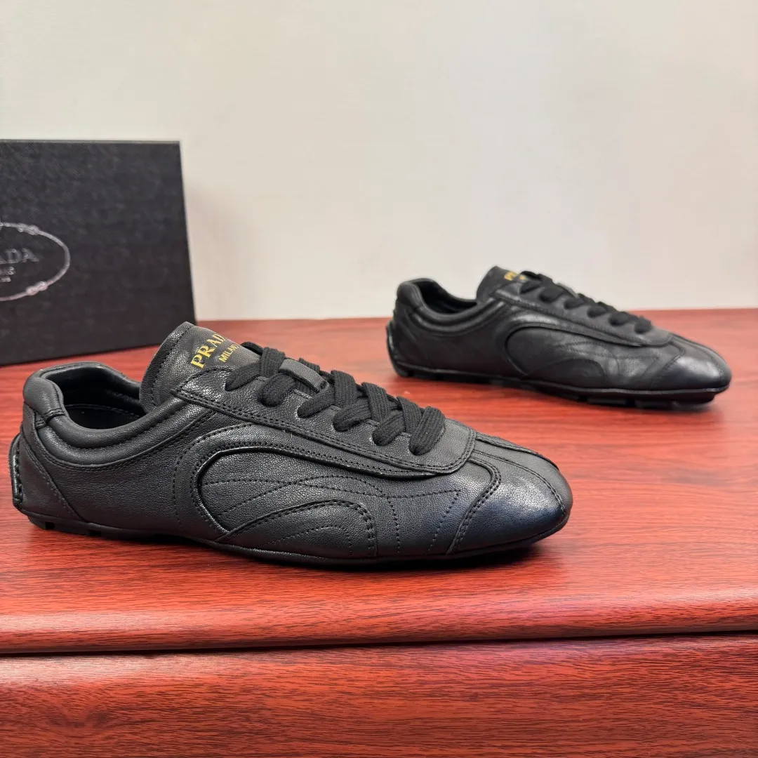 Batch 780 Prada/Prada Montecarlo Re-Edition 2005 Nappa sheepskin/nubuck leather sneakers, men's men's men's shoes for easy shipping! Featuring an antique finish, these sneakers combine style and comfort in a sophisticated and innovative design. The silhouette inspired by driving shoes is soft and flexible, and the deconstructed sole gives it a lightweight look and smooth aesthetic. Prominent top stitching enhances the sporty soul of this hybrid sneaker. It is paired with a lightweight and flexible rubber sole, a visible convex sole pattern embellishment, and a wrapped insole. The whole package! Size: 39-40-41-42-43-44 Leather shoe size Item number: 4E1165 Sheepskin black